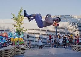 Acrobacias en el exterior del Lava en una edición pasada de Faro Urbano.