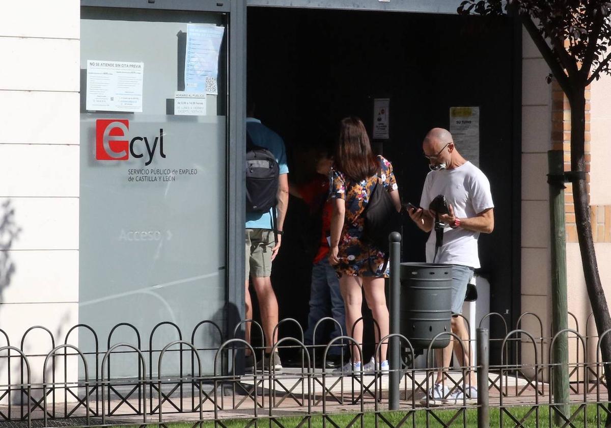 Varias personas esperan a las puertas de la oficina del Ecyl en Segovia.