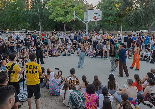 Exhibición de baile urbano en las canchas de la Acera Recoletos.