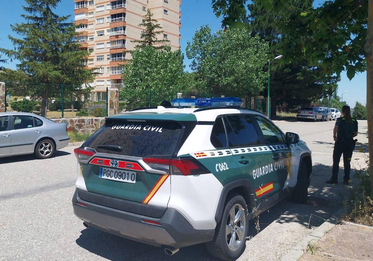 Patrulla de la Guardia Civil, esta mañana, en Los Ángeles de San Rafael.