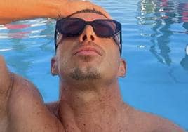 Rafa Mateo disfrutando de la piscina en un hotel de lujo.