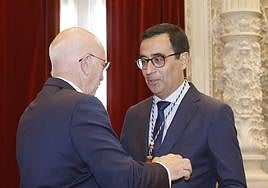 Juan Antonio Obispo recoge la medalla de diputado, en la sesión de constitución de la corporación provincial.
