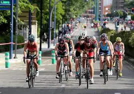 Participantes del triatlón en la prueba de ciclismo en Valladolid.