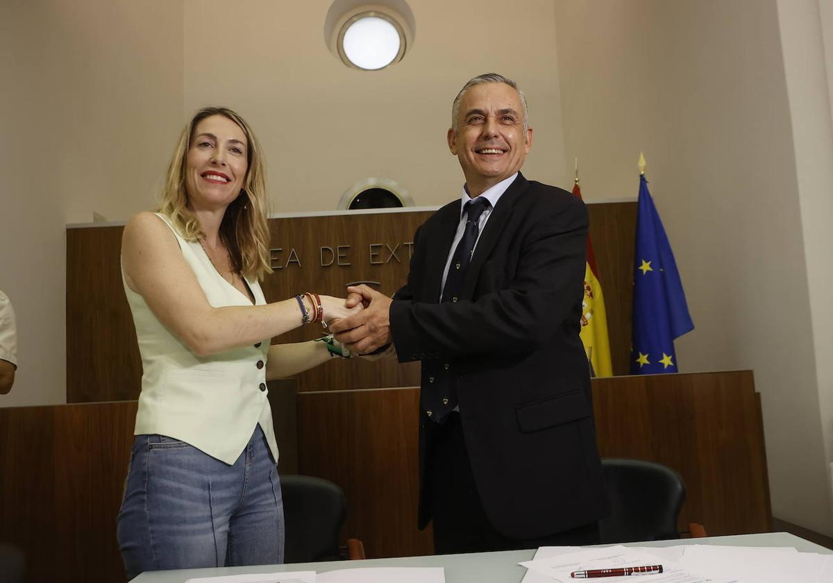 María Guardiola y el portavoz de Vox en la Asamblea de Extremadura, Ángel Pelayo Gordillo