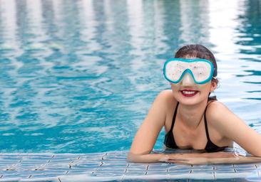 ¿Puedo bañarme con lentillas en la piscina o en el mar?