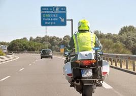 Imagen de archivo de un motorista de la Guardia Civil de Tráfico.