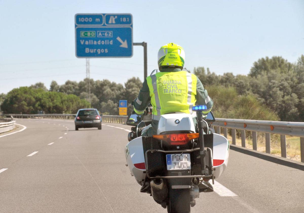 Imagen de archivo de un motorista de la Guardia Civil de Tráfico.