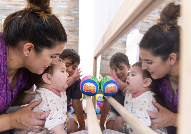 Zuriñe jugando en el espejo con sus dos hijos