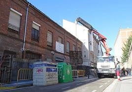 Obras de rehabilitación del edificio catalogado del número 29 de la calle Mantería con vuelta al 26 de José María Lacort.