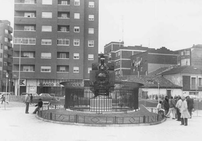 Inauguración de los jardines de la plaza y de la máquina del tren burra en 1987.