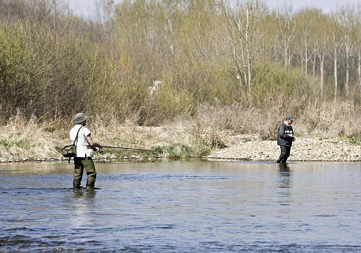 Pescadores en un río en el norte de Palencia.