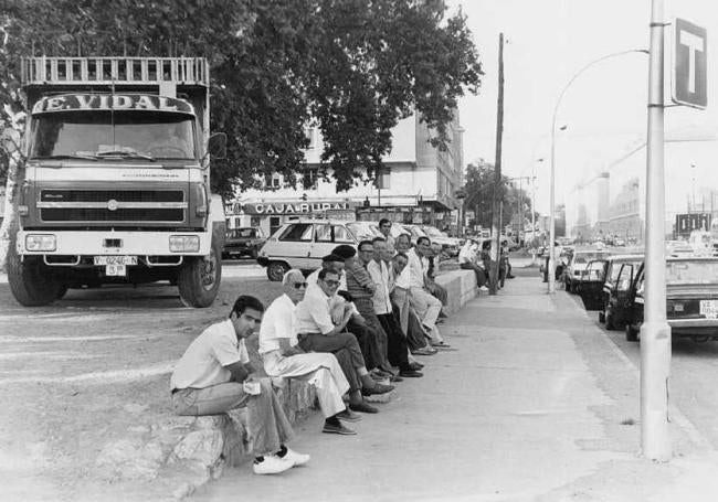 Año 1984, la plaza convertida en epicentro del transporte por carretera.