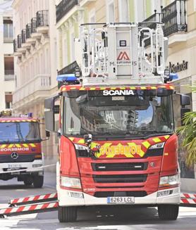 Imagen secundaria 2 - La presencia de los servicios de emergencia ha alertado a los vecinos y turistas que este jueves paseaban por el centro de la ciudad. 