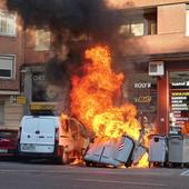 Dos contenedores quemados, dos vehículos y un piso afectado por un incendio en la calle Madre de Dios