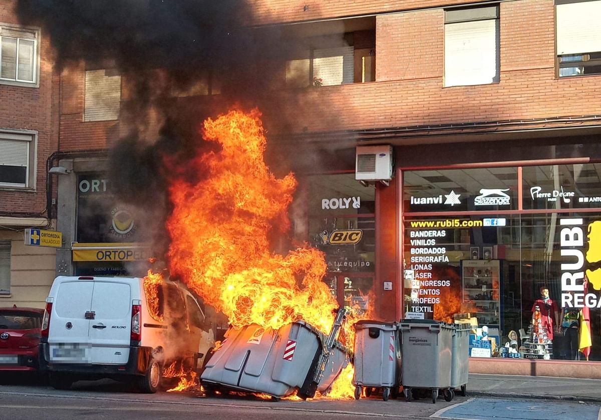 Un contenedor arde en la calle Madre de Dios, situada en el barrio de La Rondilla.