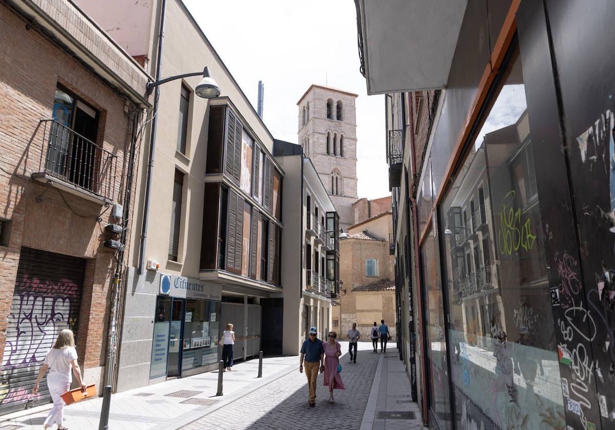 La calle San Martín, con vistas a la torre de la iglesia.