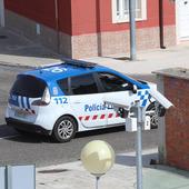 Una pelea concluye con lanzamiento de botellas a un edificio de madrugada