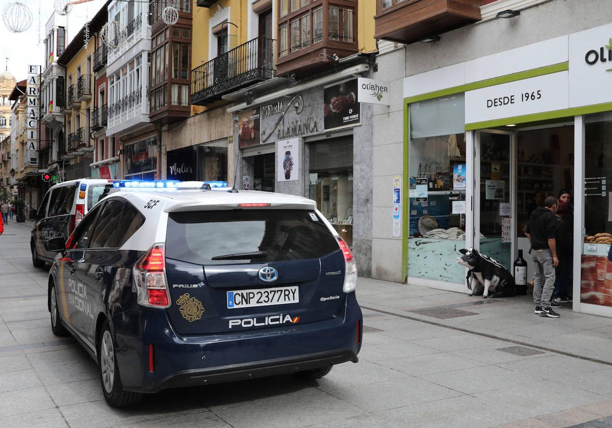 Coche de la Policía Nacional en la Calle Mayor, en una imagen de archivo.