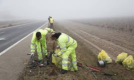Foto de archivo de un grupo de operarios recogiendo los restos otro accidente ocurrido en la N-122.