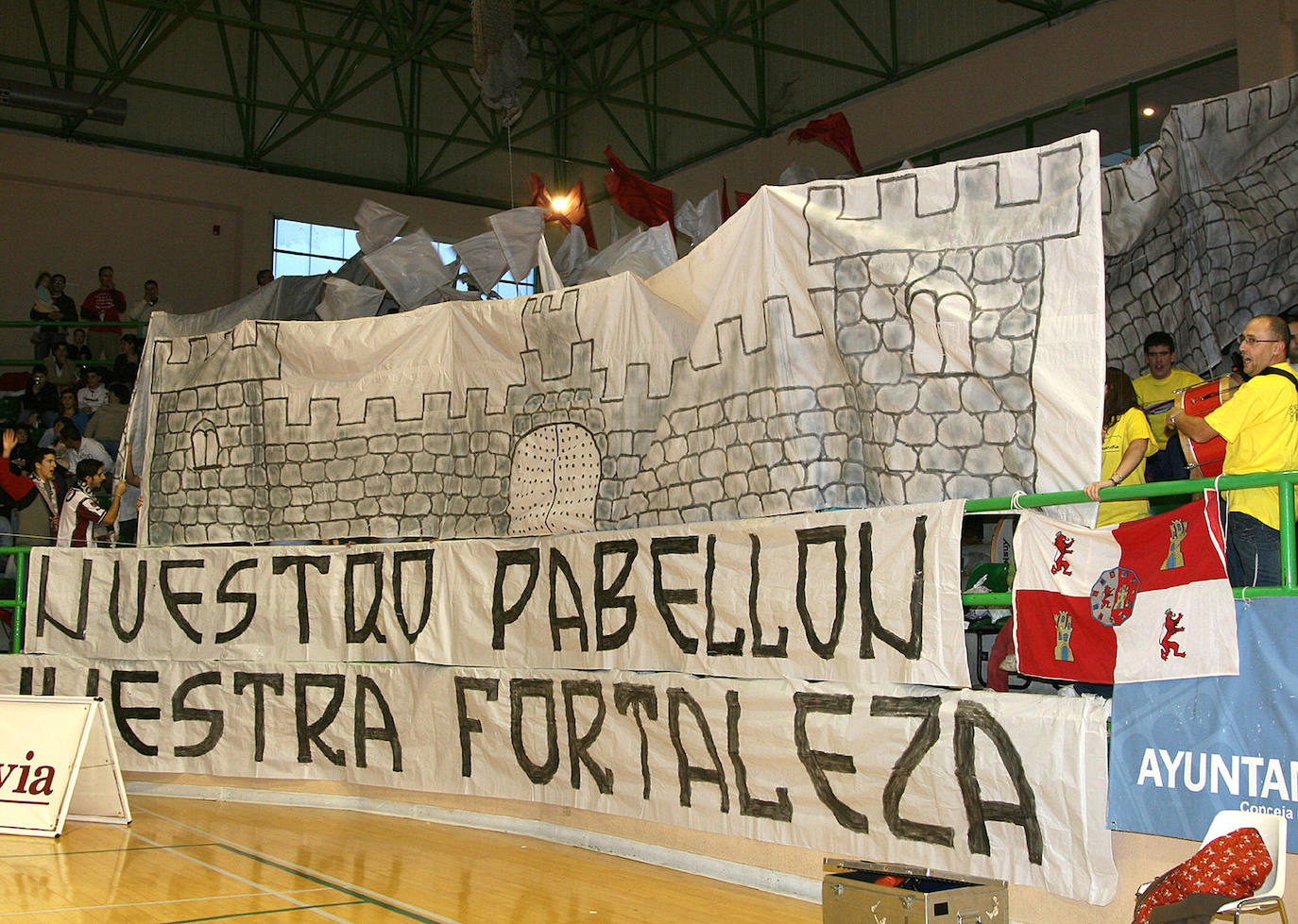 Mural de la afición segoviana en el Pabellón Pedro Delgado