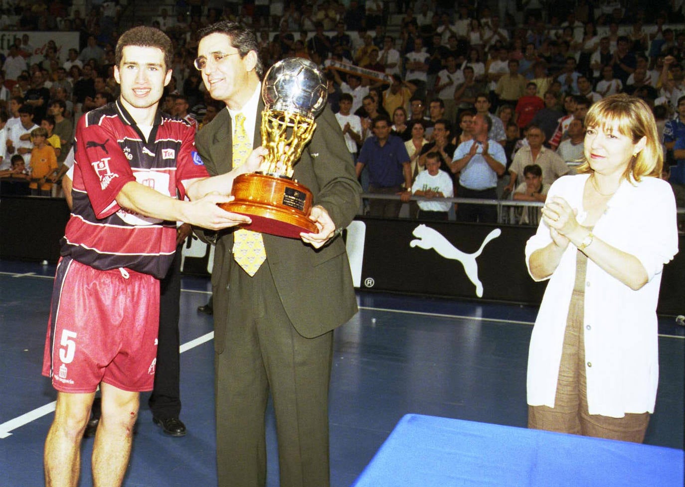 Javier Orol recibe la copa de campeón de liga en 1999