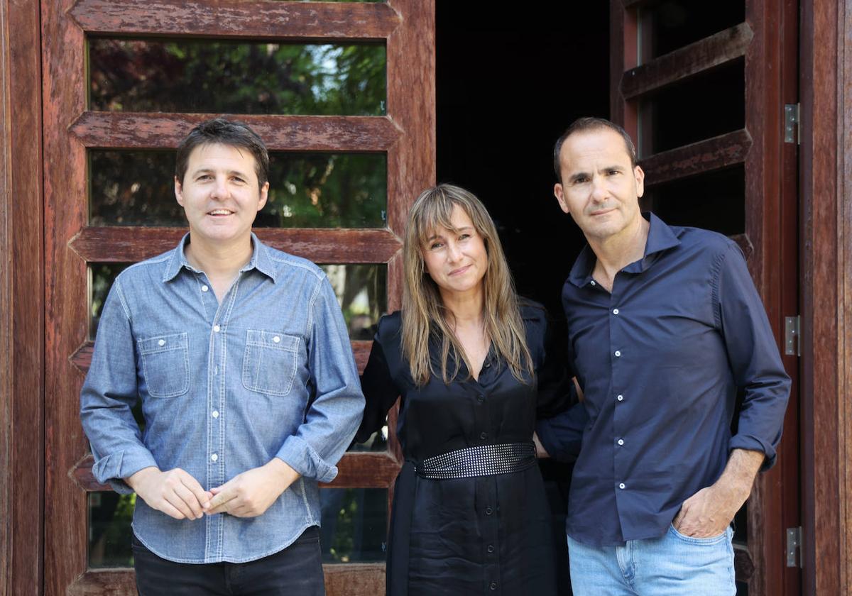 Los periodistas Jesús Cintora, Ana Pardo y David Jiménez, en el jardín del Palacio de Santa Cruz.