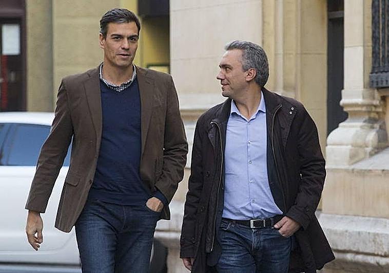 Pedro Sánchez y Javier Izquierdo, en un acto del PSOE en Valladolid hace unos años.
