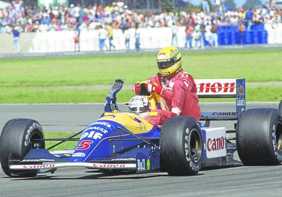 Mansell saluda a su público como ganador y lleva a Senna hasta los boxes en su Williams Renault.