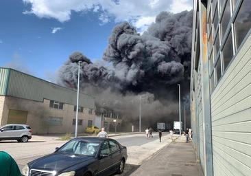 El fuego quema «por completo» una nave de embutidos en Bembibre