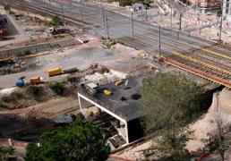 Los gatos hidráulicos hincan ya bajo las vías el túnel peatonal en Delicias: así trabajan