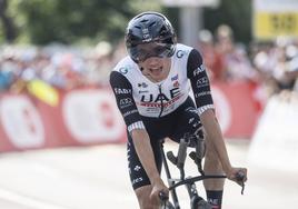 Juan Ayuso cruza la meta en la crono de la última edición de la Vuelta a Suiza.