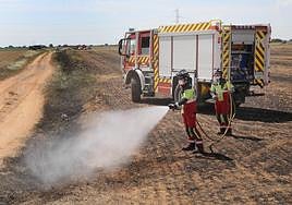 Los bomberos refrescan la zona afectada por el incendio en Paredes de Monte.