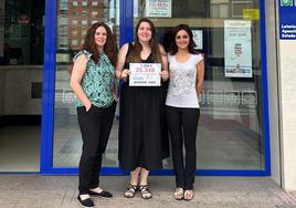 Una de las premiadas, en la administración de lotería en Burgos.