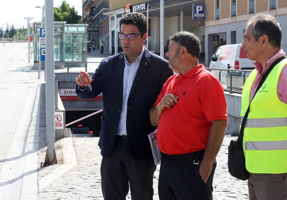 José Luis Horcado visita la avenida Padre Claret con técnicos de la empresa.