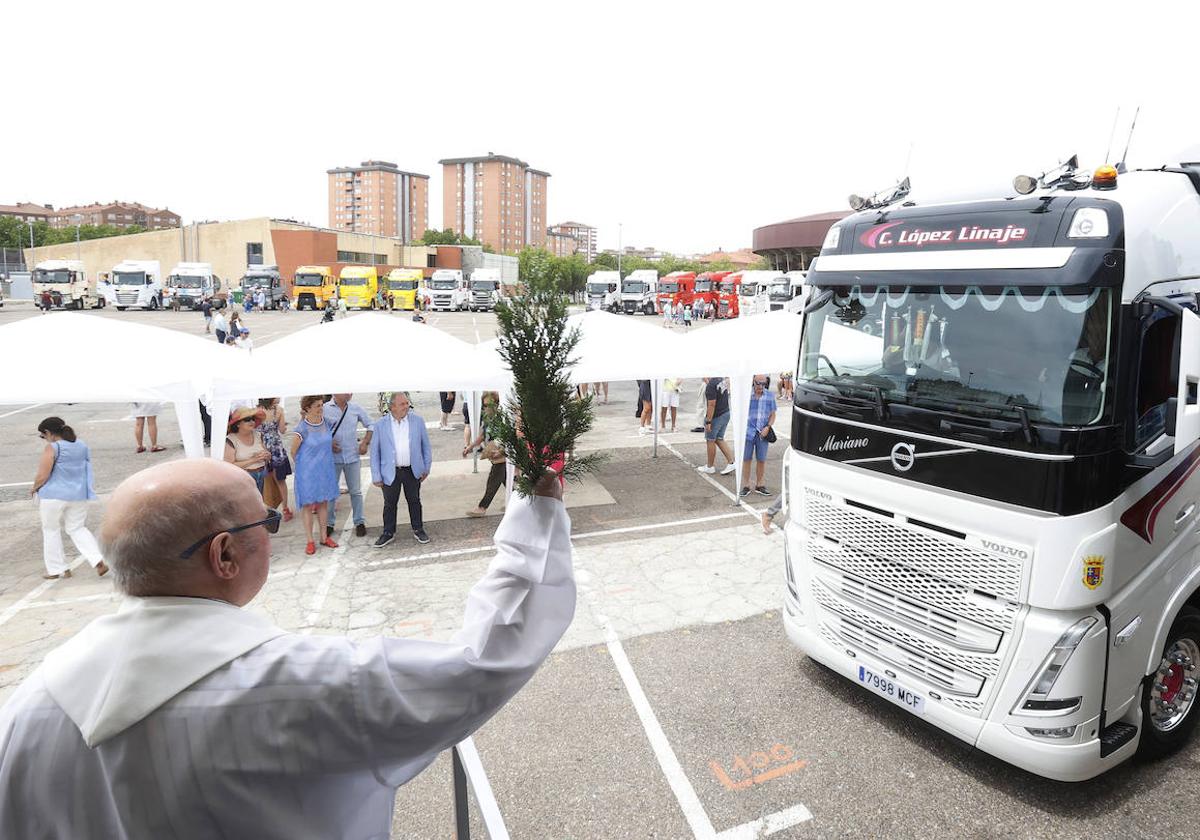 Bendición de uno de los camiones.