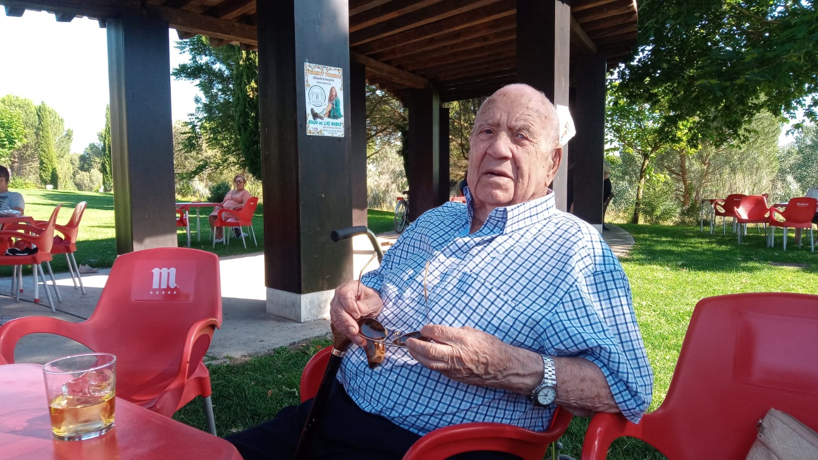 Cirilo Sanz Sanz, con su copa, en la tarde de su 104 cumpleaños.