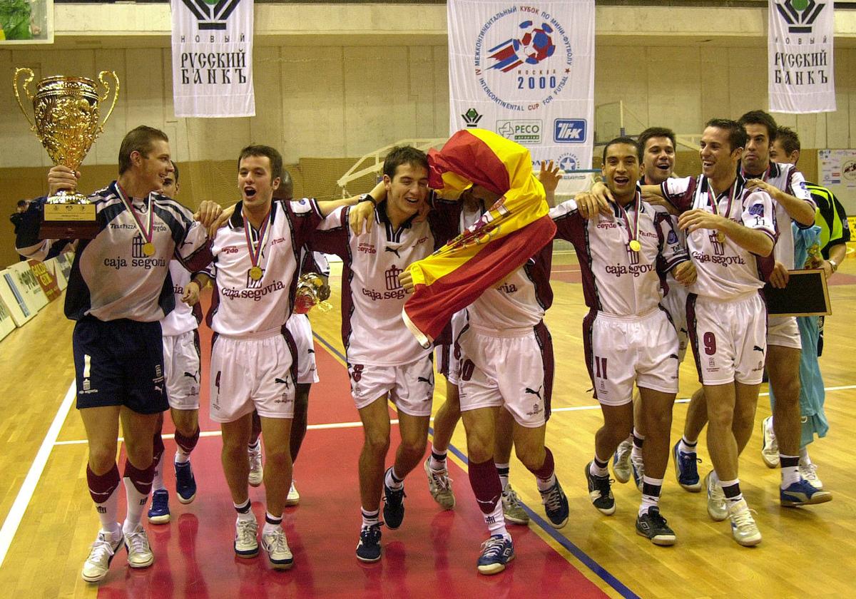 Jugadores del Caja Segovia celebran el título de campeón del Mundo en Moscú.