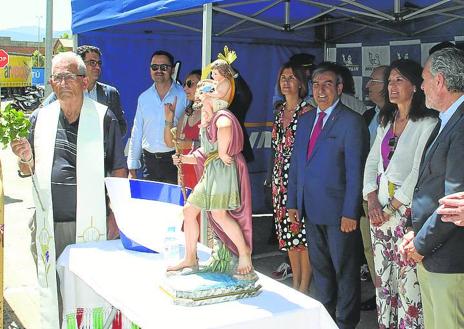 Imagen secundaria 1 - Algunos vehículos clásicos ornamentados en honor a San Cristóbal. La imagen de San Cristóbal preside los actos patronales de este sábado. Camiones circulando en las proximidades del Centro de Transportes 