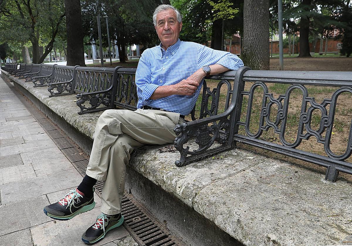 Miguel Ruiz Ausín descansa en el parque del Salón.