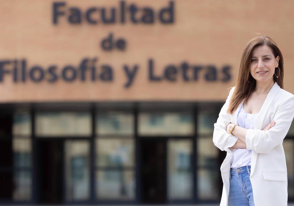 La profesora Ana María Iglesias, ante la Facultad de Filosofía y Letras en el campus de la UVa.