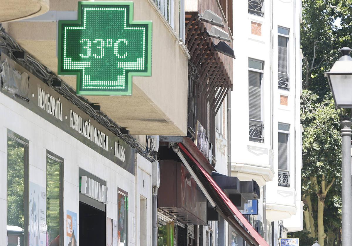 Un termómetro en la plaza de León marca los 33 grados pasado el mediodía de hoy.