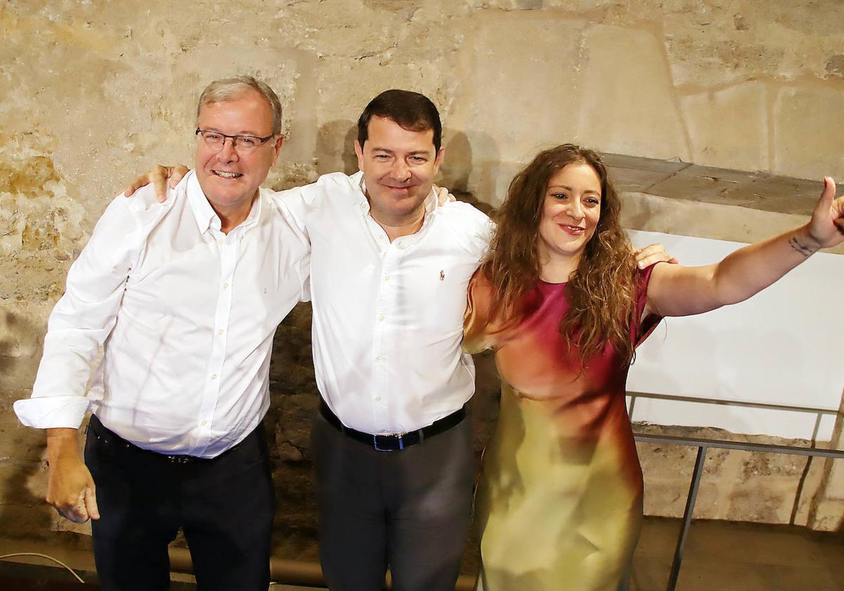 El presidente del PPCyL en un acto electoral junto a Esther Muñoz y el candidato al Senado, Antonio Silván.