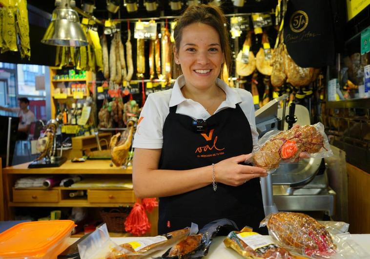 Natalia Hoyos en su charcutería del Mercado del Val de Valladolid.