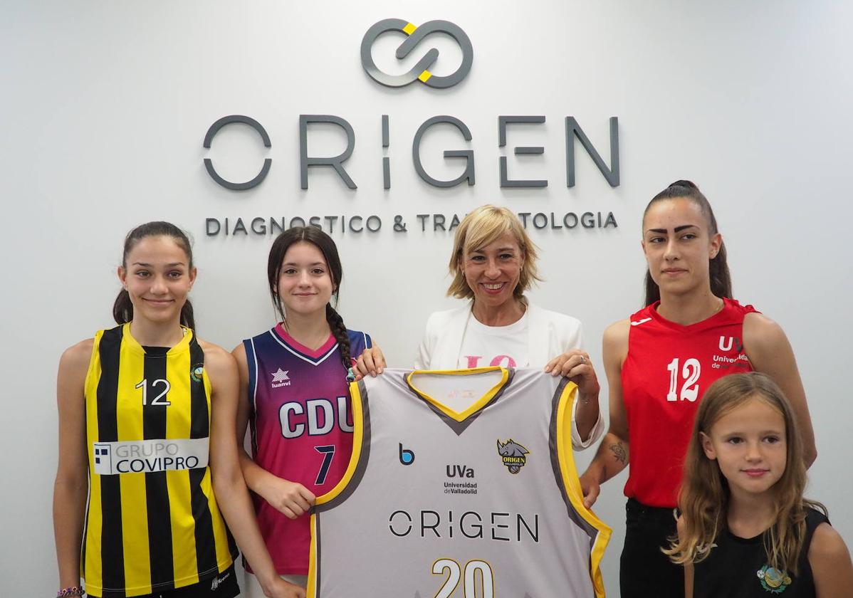 Jugadoras del nuevo equipo de San Isidro con María Cuesta, gerente de Origen