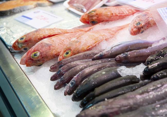 Pescado en una pescadería.