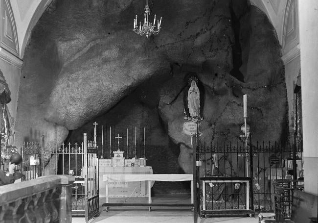 Gruta de la Virgen de Lourdes (desaparecida) en la iglesia de San Ildefonso.