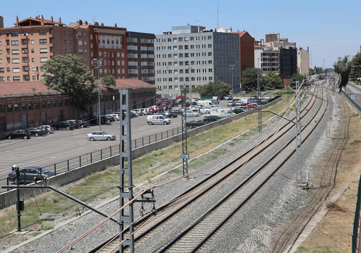 Trazado del ferrocarril junto a la Estación de Pequeña Velocidad.