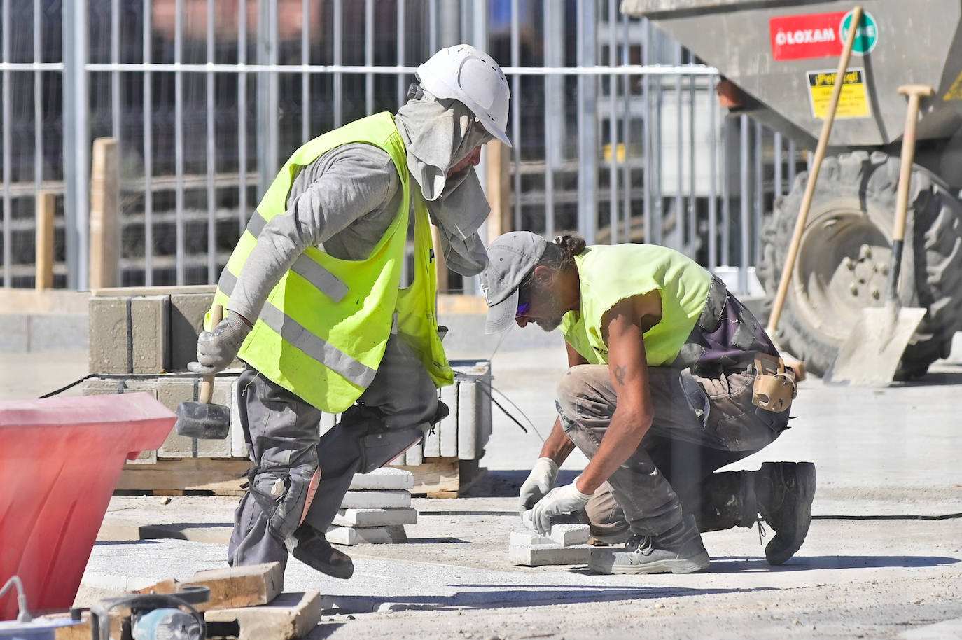 Varios trabajadores realizan una obra durante la mañana en plena ola de calor.