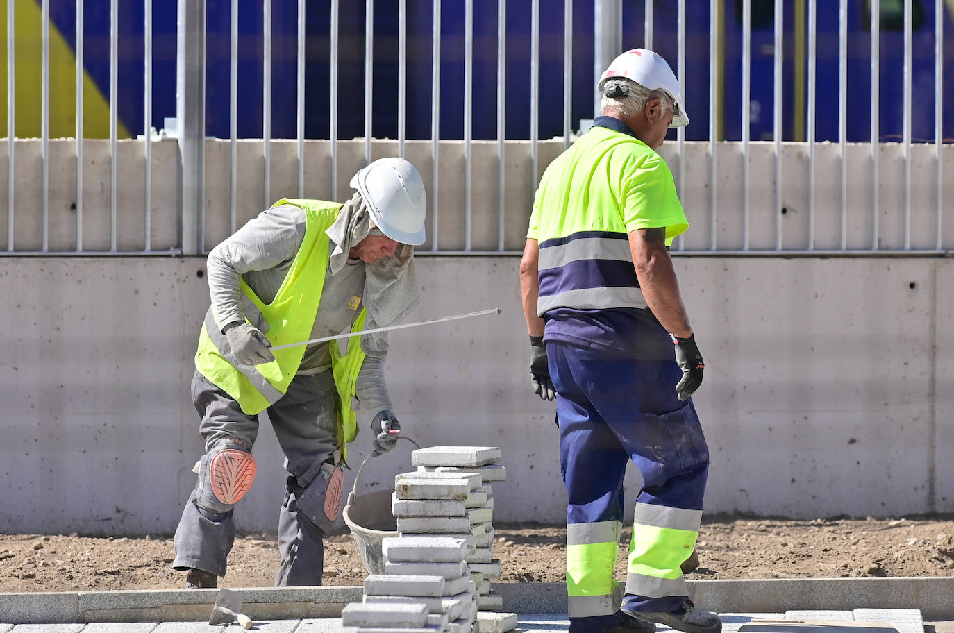 Varios trabajadores realizan una obra durante la mañana en plena ola de calor.