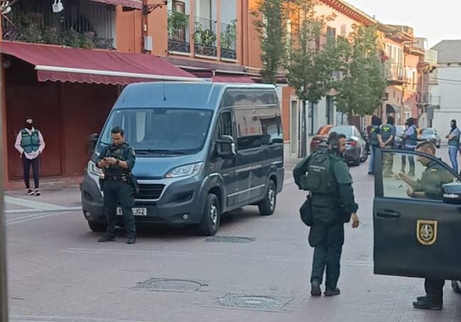 Varios agentes de la Guardia Civil, en el municipio de Tudela de Duero.